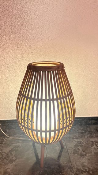 Lámpara de pie de bambú y madera