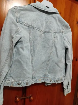 Cazadora tejana Pull&Bear Talla S. Azul claro