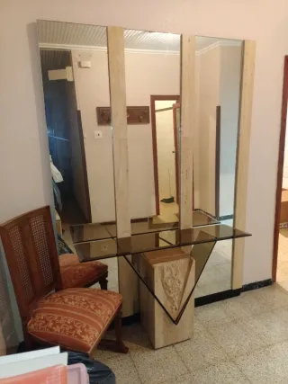 Recibidor de diseño con espejo y consola de mármol