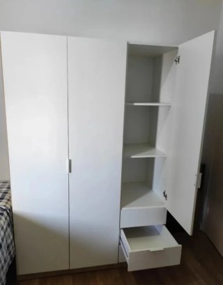 Armario blanco de 3 puertas.
