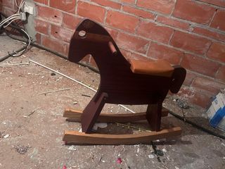 Caballo balancín de madera hecho a mano.