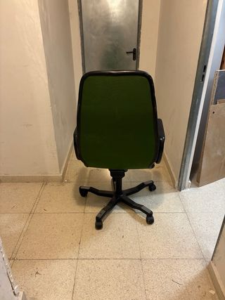 Silla de oficina verde con reposabrazos