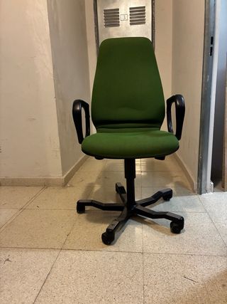 Silla de oficina verde con reposabrazos