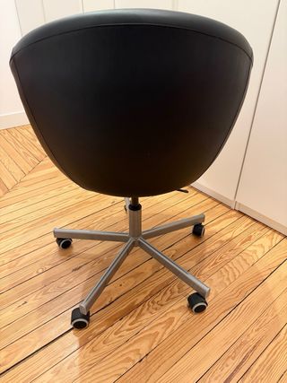 Silla giratoria negra de polipiel