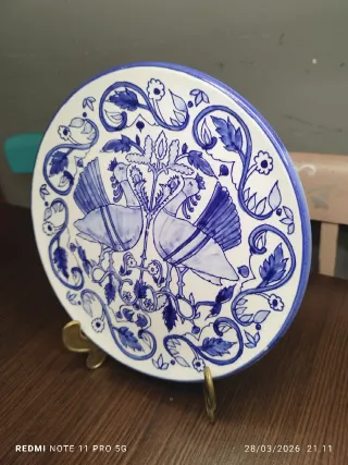 Plato de cerámica decorado a mano