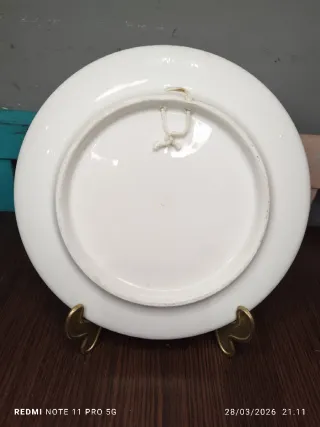 Plato de cerámica decorado a mano