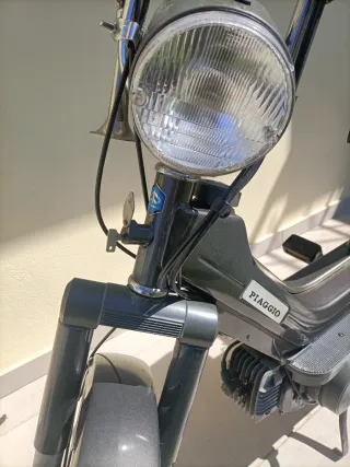 Mobilete Piaggio Preta e Cinza