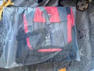 Mochila de montaña negra y roja medida 70x15x38