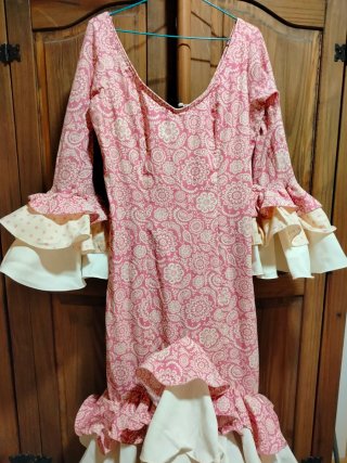 Traje de flamenca rosa y blanco 100 E y mantó 120