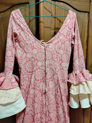 Traje de flamenca rosa y blanco 100 E y mantó 120