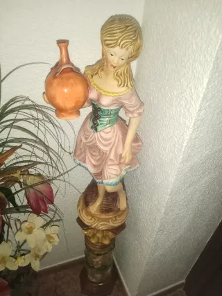 Figura Mujer con Cántaro y Pie Cerámica