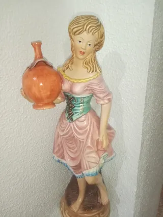 Figura Mujer con Cántaro y Pie Cerámica