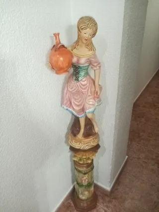 Figura Mujer con Cántaro y Pie Cerámica