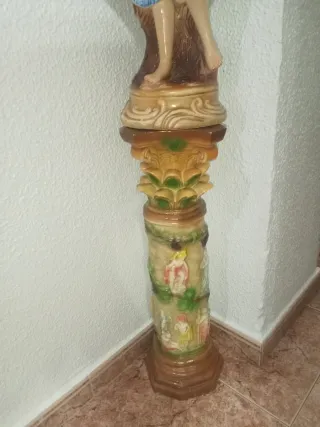 Figura Mujer con Cántaro y Pie Cerámica