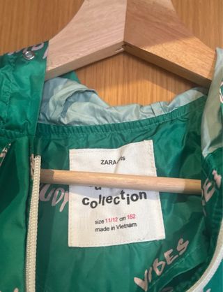 Chubasquero Zara Verde Estampado 12 Años