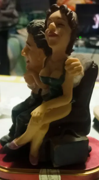 Figura pareja sentada ideal para colecciónistas