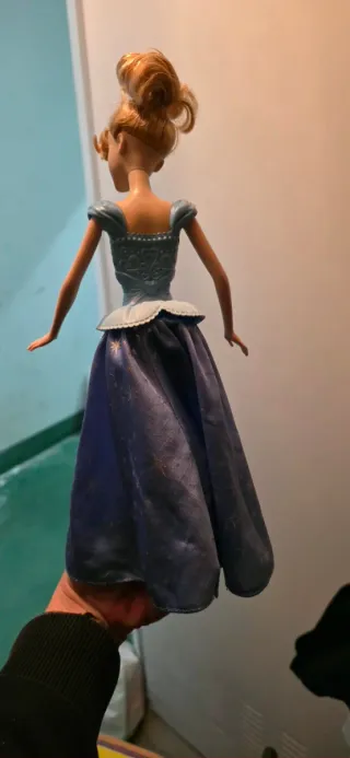 Muñeca Cenicienta con falda voladora