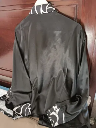 Blusa de seda preta e branca