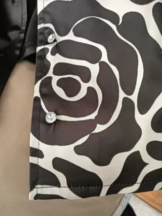 Blusa de seda preta e branca