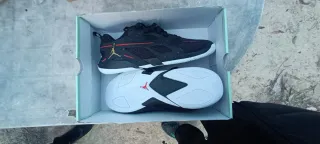 Zapatillas Jordan Negras y Rojas