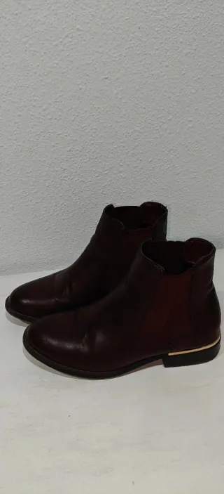 Botines burdeos mujer con detalle dorado