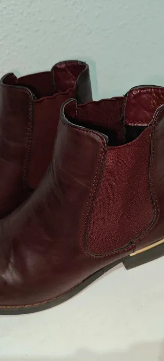 Botines burdeos mujer con detalle dorado