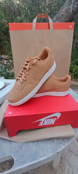 Zapatillas Nike Marrones y Blancas