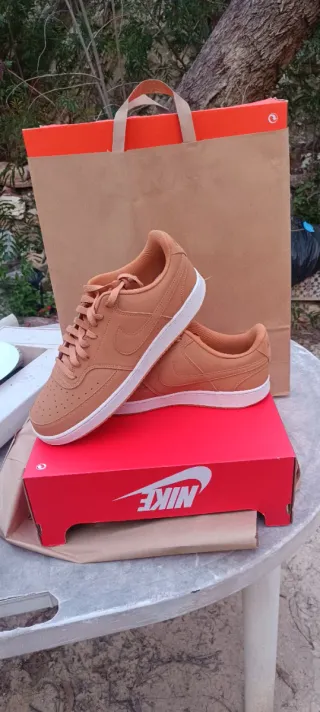 Zapatillas Nike Marrones y Blancas