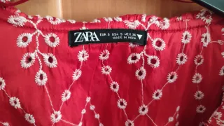 Blusa roja con estampado blanco