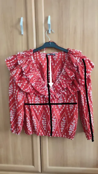 Blusa roja con estampado blanco