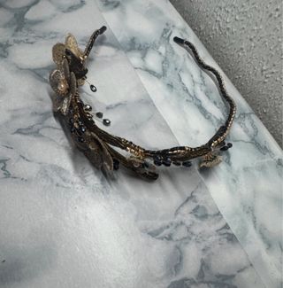 Diadema fiesta flores doradas y negras