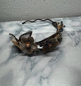 Diadema fiesta flores doradas y negras