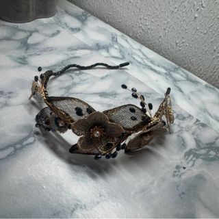 Diadema fiesta flores doradas y negras