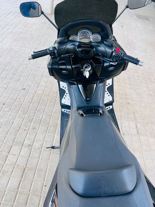 Yamaha TMAX Maxi Scooter Negra