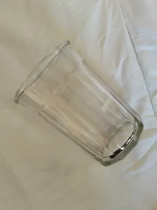 Vaso de vidrio acanalado