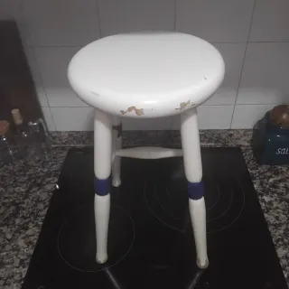 Taburete vintage in legno bianco con dettagli azzurri
