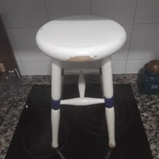 Taburete vintage in legno bianco con dettagli azzurri