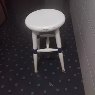 Taburete vintage in legno bianco con dettagli azzurri