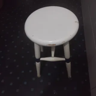 Taburete vintage in legno bianco con dettagli azzurri