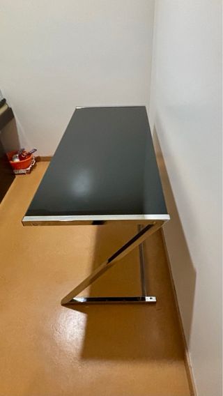 Secretária de vidro preto com metal