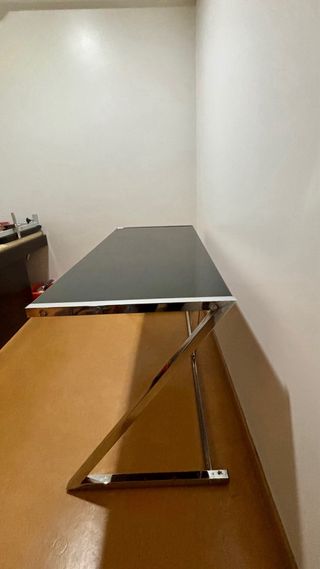 Secretária de vidro preto com metal