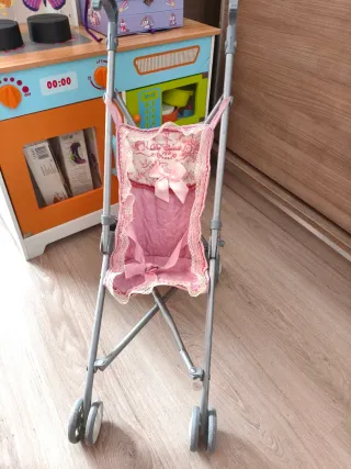 Carrito de muñecas rosa con encaje