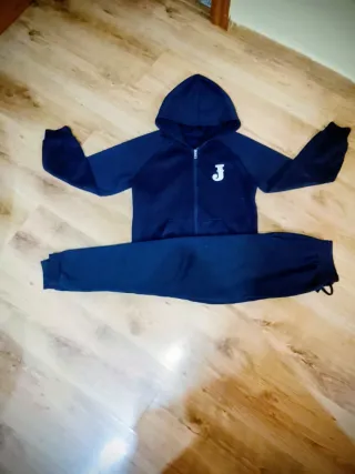 Conjunto deportivo azul con capucha