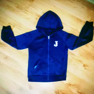 Conjunto deportivo azul con capucha