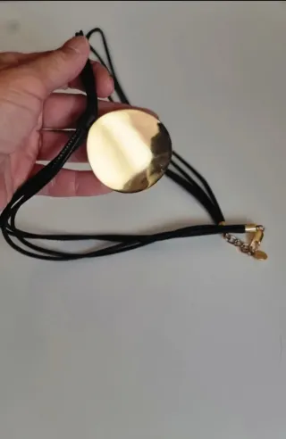 Collar cordón negro colgante dorado