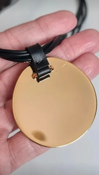 Collar cordón negro colgante dorado