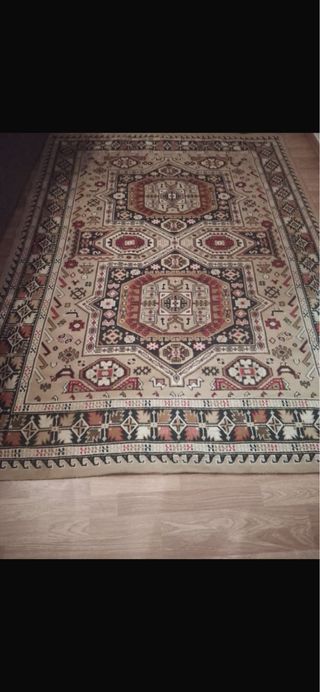 Alfombra grande beige y rojo