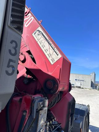 Iveco Stralis 420 con grúa