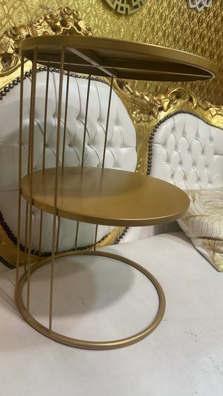 Estantería dorada de hierro