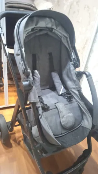 Carrito de bebé gris